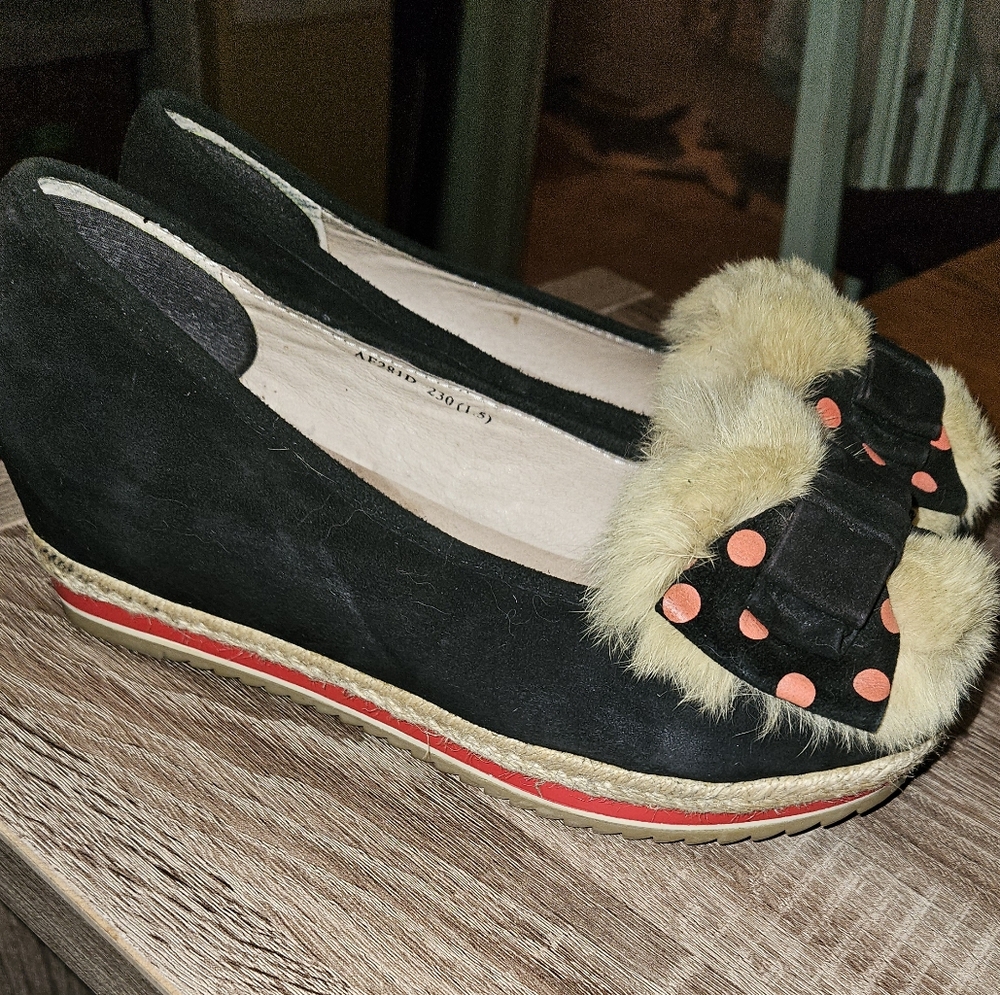 Stylish Black and Tan Wedge Shoes With Faux Fur Size 6.5